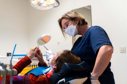 ZMP DA Zahnarzt Dr. Gross mit Patient